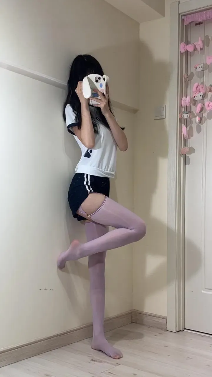 小甜酒子 – 紫色吊带袜【10P】